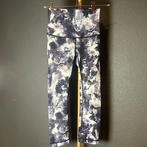 Lululemon Wunder Under Highrise Crop - Black + White floral print - size 2 - Picture 1 of 5